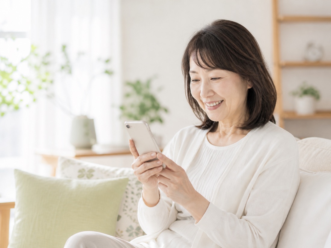 スマホから体験予約をする女性のイメージ